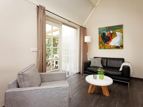 Overlangel House | Holiday Home in Ravenstein with Garden