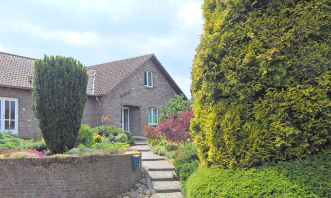 Sweikhuizen House | Holiday Home in Sittard with Pool