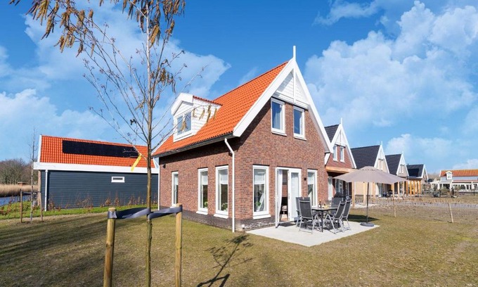 Municipality of Nissewaard House | Holiday Home in Simonshaven by the Lake