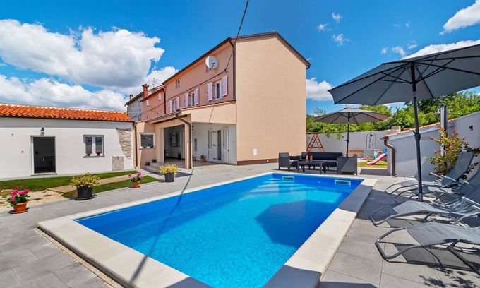 Smoljanci House | Holiday Home in Smoljanci with Private Pool