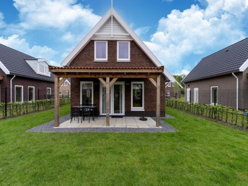 Municipality of Nissewaard House | Holiday Home in South Holland by Stompaarde Plas
