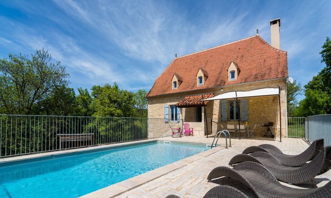 Themines House | Holiday Home in Thémines with Private Pool