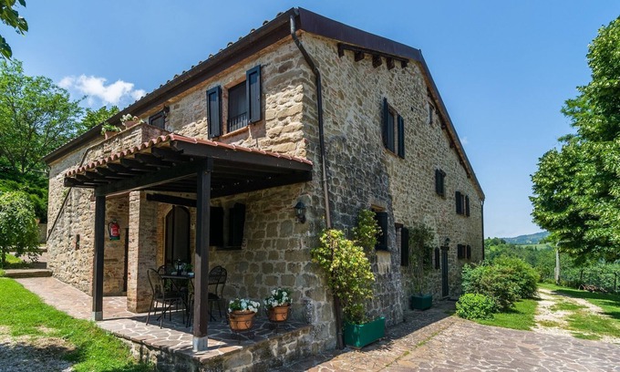 Monteluiano House | Holiday Home in Umbria near Perugia