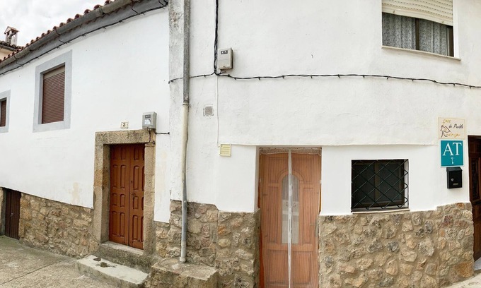 Villamiel House | Holiday Home in Villamiel with Mountain Views