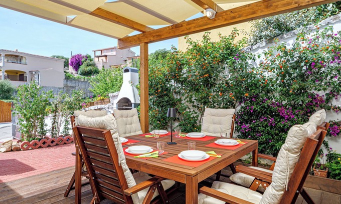 Schifoni House | Holiday Home 'Is Arutas' with Private Terrace, Wi-Fi and Air Conditioning