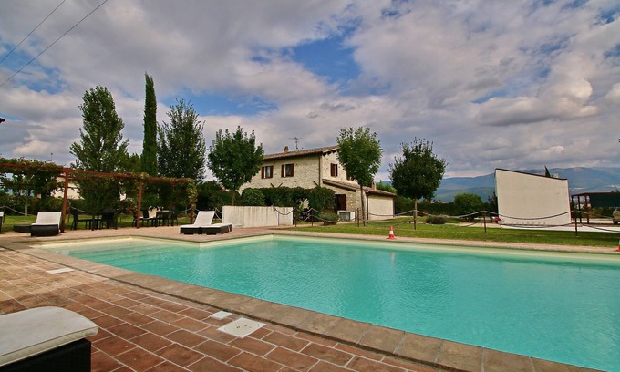 Foligno House | Holiday Home Foligno with Pool and Garden