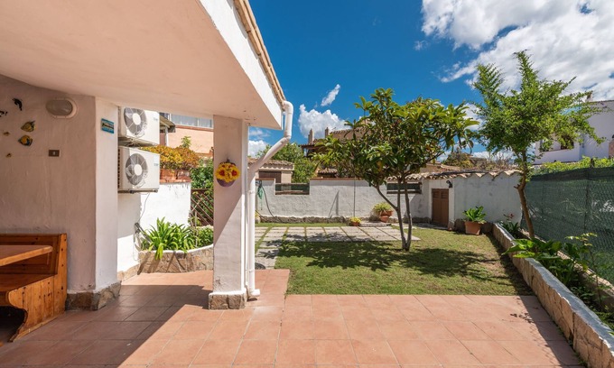 Capitana House | Holiday Home "Casa Marisol" on the Beach with Garden, Terrace & Wi-Fi