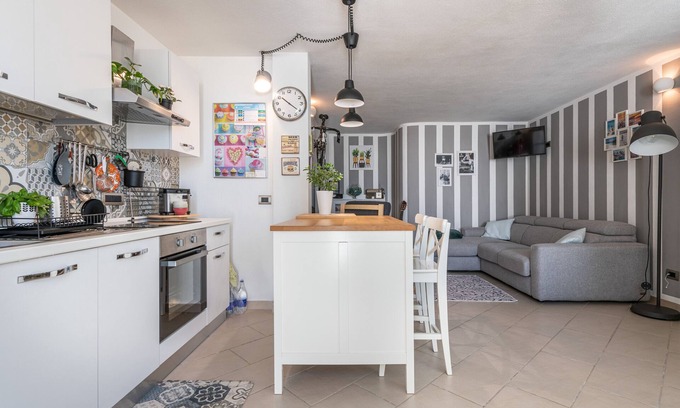Capitana House | Holiday Home 'Con Vista A Capitana' with Mountain View, Shared Garden & Wi-Fi