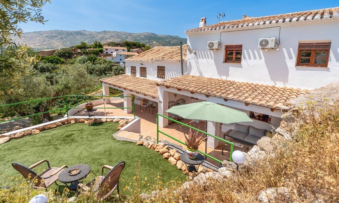 Castril House | Holiday Home 'Jaïra Sierra De Castril' with Mountain View, Wi-Fi and Air Conditioning