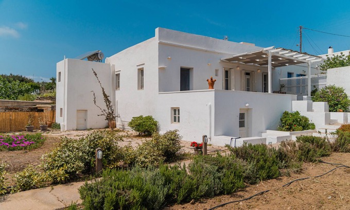 Apollonia House | Holiday Home 'Komis Mansion Exambela' with Private Terrace, Wi-Fi and Air Conditioning