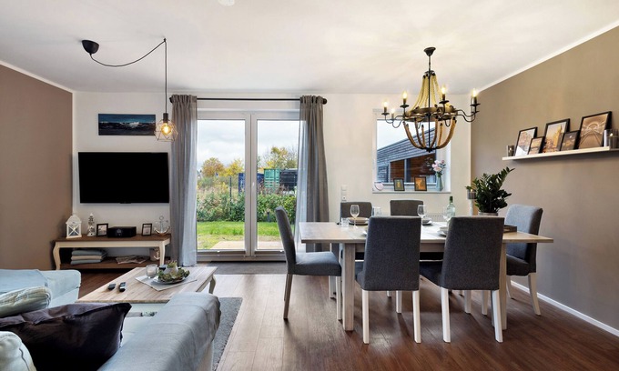 Elmenhorst House | Holiday Home 'Küsten-Bude' with Private Terrace, Private Garden and Wi-Fi