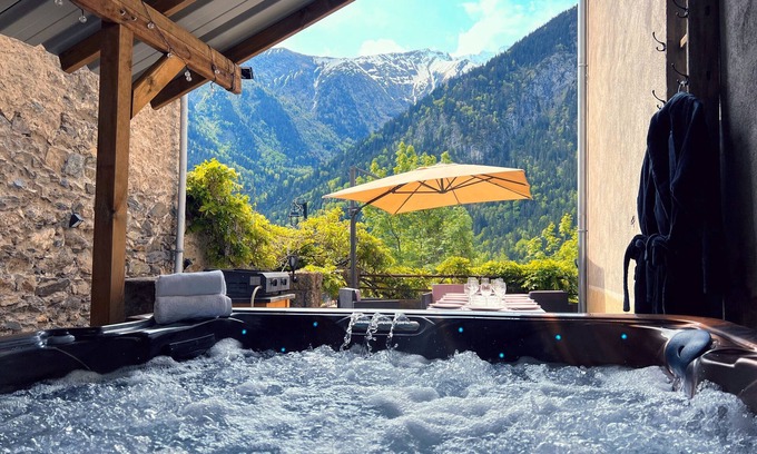 Venosc House | Holiday Home 'L'Aiguille' with Mountain View, Whirlpool, Terrace and Wi-Fi