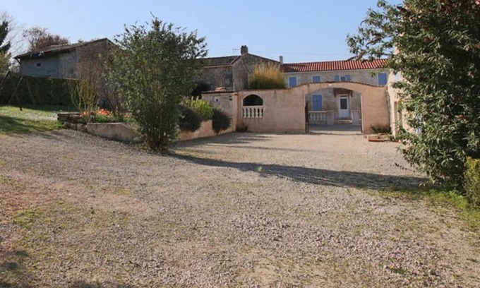 Romegoux House | Holiday Home 'L'Aixoise' with Private Terrace, Private Garden and Wi-Fi