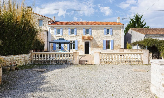 Romegoux House | Holiday Home 'L'Aixoise' with Private Terrace, Private Garden and Wi-Fi