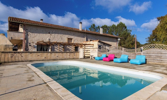 Guizengeard House | Holiday Home 'L'Ecurie' with Private Pool, Private Terrace and Wi-Fi