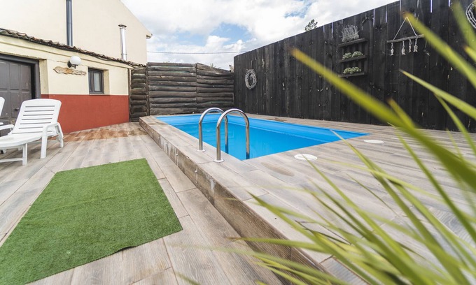 Campo de Cuellar House | Holiday Home 'Laguna Herrera' with Private Pool, Private Garden and Wi-Fi