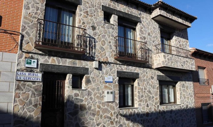 Los Navalucillos House | Holiday Home 'La Cerecera' with Private Terrace, Wi-Fi and Air Conditioning