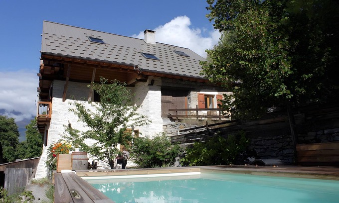 Les Vigneaux House | Holiday Home 'L'Eyssart' with Mountain View, Private Terrace and Wi-Fi