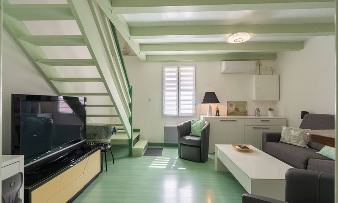 Saint-Just-Luzac House | Holiday Home 'L'Olivier' with Private Terrace, Wi-Fi and Air Conditioning