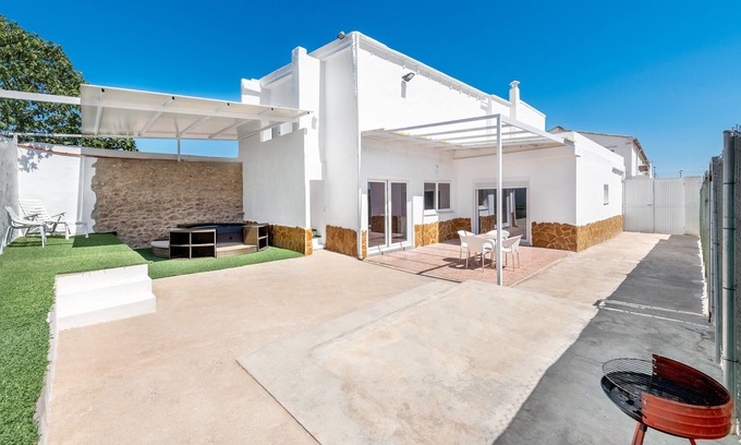 Catadau House | Holiday Home 'La Bombonera' with Private Terrace, Wi-Fi and Air Conditioning