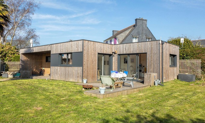 Saint-Marine House | Holiday Home 'La Cabane - 10 Min from the Port' with Private Terrace, Wi-Fi and Air Conditioning