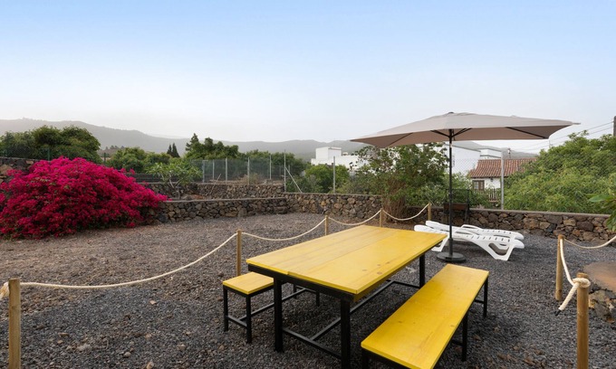 El Paso House | Holiday Home 'La Casa Amarilla' with Mountain View, Private Garden and Wi-Fi