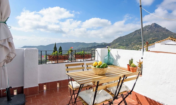 Gaucin Apartment | Holiday Home 'La Casa De Eva' with Mountain View, Shared Terrace and Wi-Fi