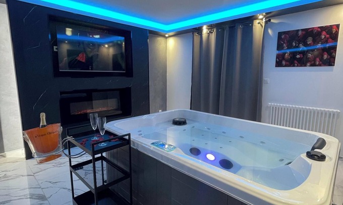 Melun House | Holiday Home 'La Casa De Lové Suite Jacuzzi' with Private Garden and Wi-Fi