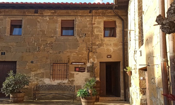 Abalos House | Holiday Home 'La Casa Del Ayer' with Mountain View