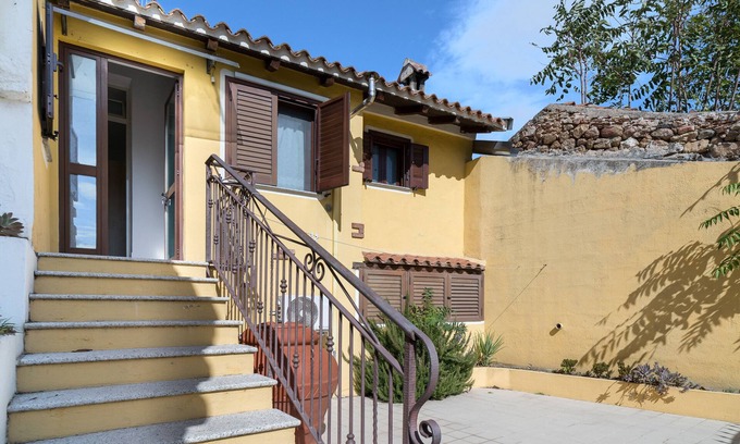 Loculi House | Holiday Home 'La Casa Del Sole' with Private Terrace and Air Conditioning