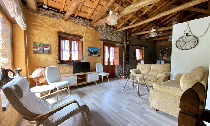 La Pola de Gordon House | Holiday Home 'La Casa De Peredilla I I - 4 Plazas' with Mountain View and Private Garden