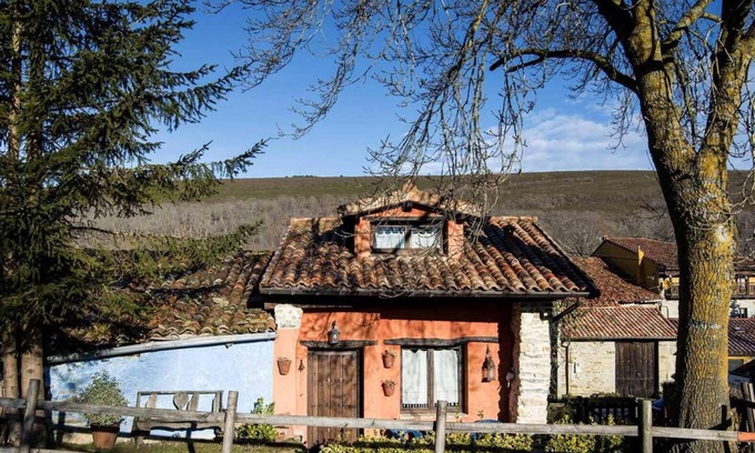 San Pelayo de Montija House | Holiday Home 'La Casita De Zalama' with Private Garden and Wi-Fi