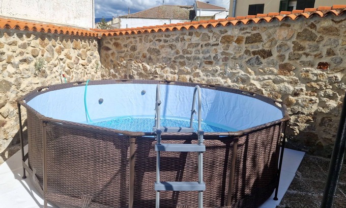 Cerezo de Abajo House | Holiday Home 'La Casa Del Médico' with Mountain Views, Private Pool and Wi-Fi