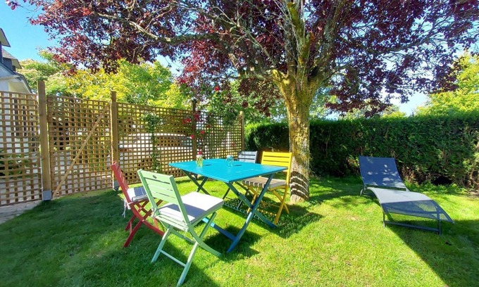 Pluneret House | Holiday Home 'La Fleur De Vie' with Private Garden and Wi-Fi