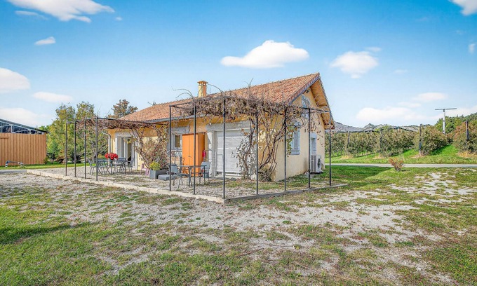 Le Saix House | Holiday Home 'La Grange Des Pépinières' with Mountain View and Wi-Fi