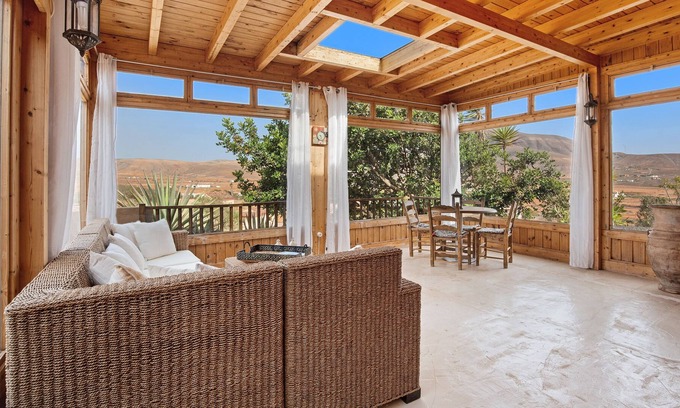 Tetir House | Holiday Home La Higuerita de Tetir with Mountain View, Garden & Wi-Fi