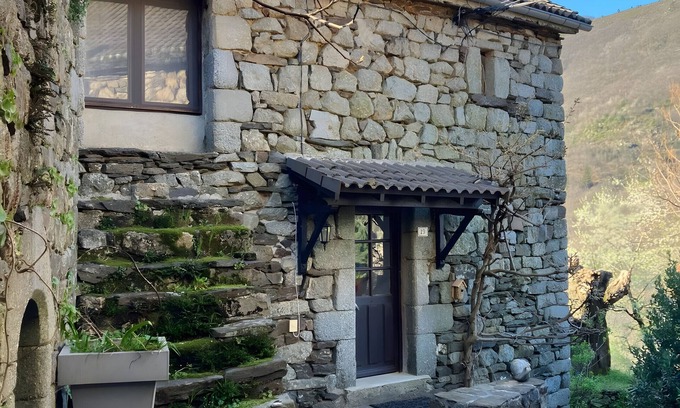 Sablieres House | Holiday Home 'La Maisonnette' with Mountain View