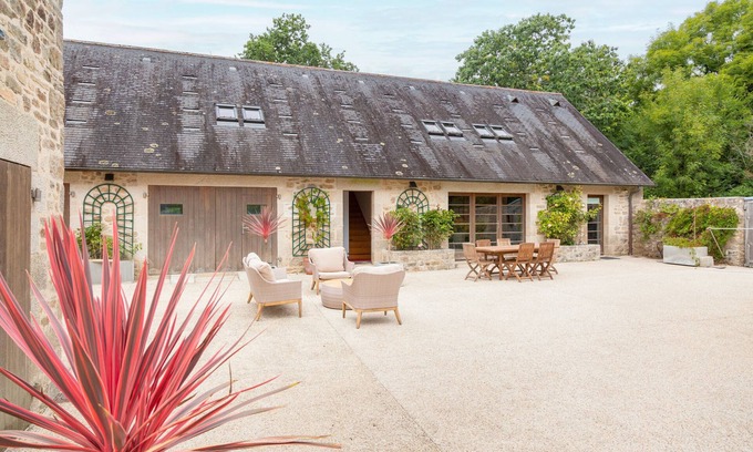 Nevez House | Holiday Home 'La Maison Des Gardes Du Hénan' with Private Terrace, Private Garden and Wi-Fi