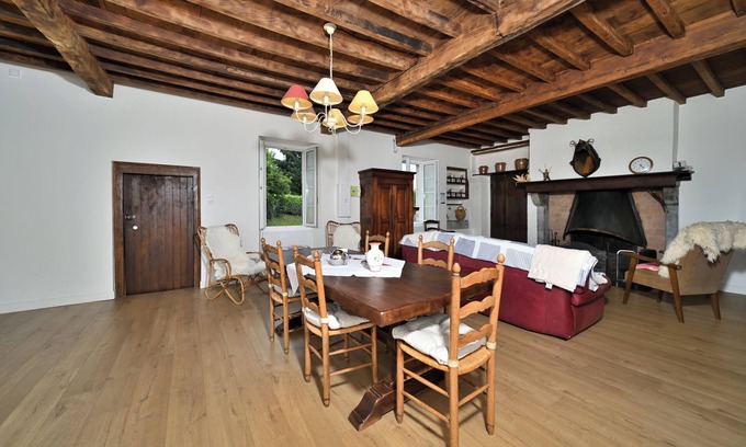 Mauvezin House | Holiday Home 'La Maison Bayle' with Mountain View, Private Garden and Wi-Fi