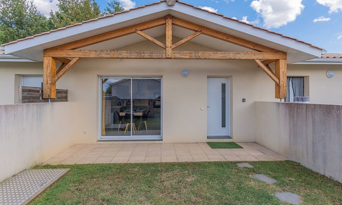 Cissac-Medoc House | Holiday Home 'La P'tite Maison De Charlotte' with Private Terrace, Wi-Fi and Air Conditioning