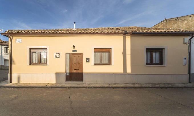 Villaherreros House | Holiday Home 'La Quesería' with Mountain View, Shared Terrace and Wi-Fi