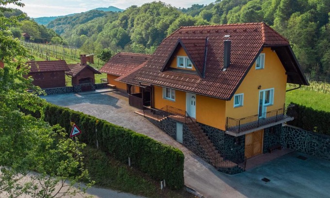 Cerklje ob Krki Apartment | Holiday Home Lanita with Two Bedrooms & Terrace