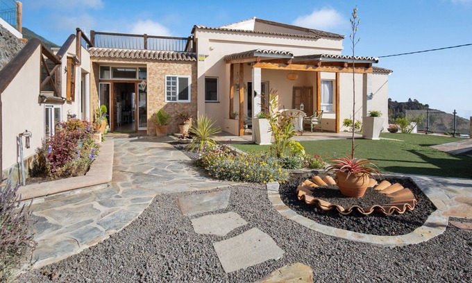 Jedey House | Holiday Home 'Las Golondrinas' with Sea View, Wi-Fi and Air Conditioning
