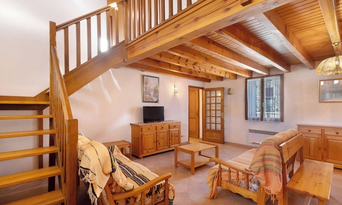 La Llagonne House | Holiday Home Le Galbe - 4 Bedrooms with Garden and Garage, Ideal for a Family Vacation