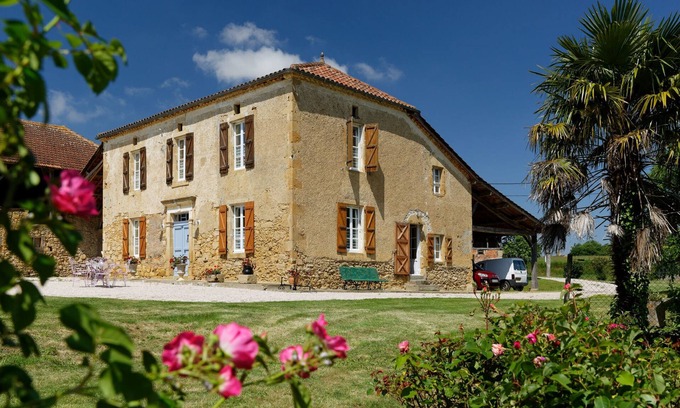 Monlezun House | Holiday Home 'Le Guitou' with Private Terrace, Private Garden and Wi-Fi