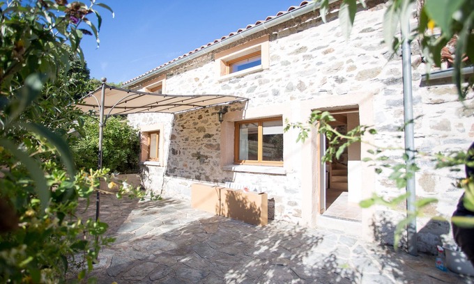 Rieussec House | Holiday Home 'Le Henson, Gîtes Du Pont De Calmel' with Mountain View and Shared Pool