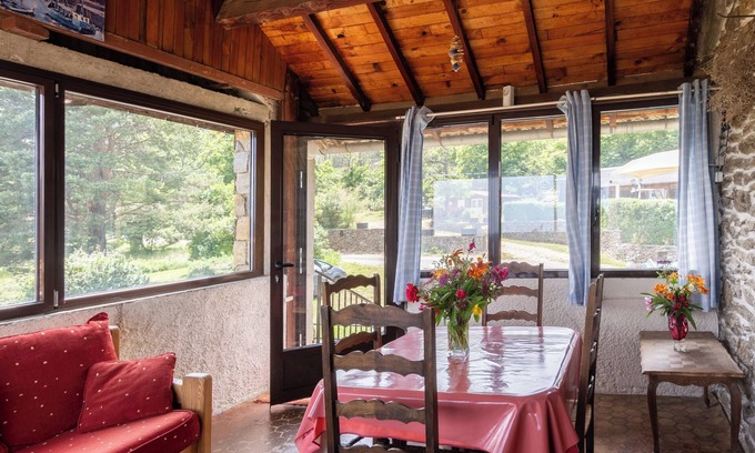 Gravieres House | Holiday Home 'Le Pigeonnier' with Mountain View, Shared Pool and Air Conditioning
