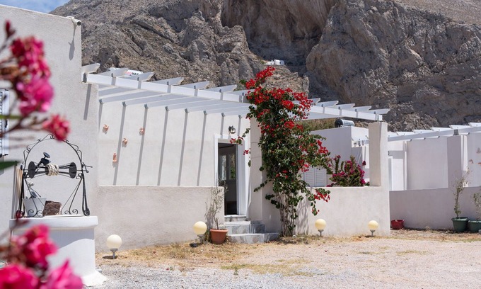 Perissa House | Holiday Home 'Leivadaros Apartments 2' with Mountain View, Wi-Fi and Air Conditioning