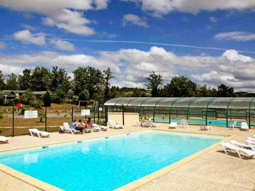 Beynat House | Holiday Home Les Hameaux de Miel-Chalet 4 pers- by Interhome
