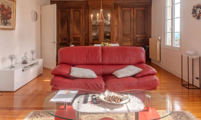 Archiac House | Holiday Home 'Les Hirondelles Archiac' with Private Terrace, Private Garden and Wi-Fi